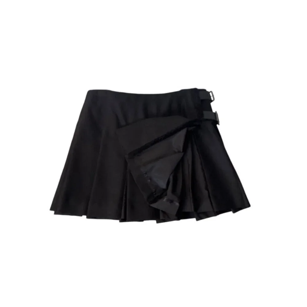 BURBERRY LONDON Black Wool Pleated Mini Skirt With Buckle Detail Size 10 - Picture 6 of 8